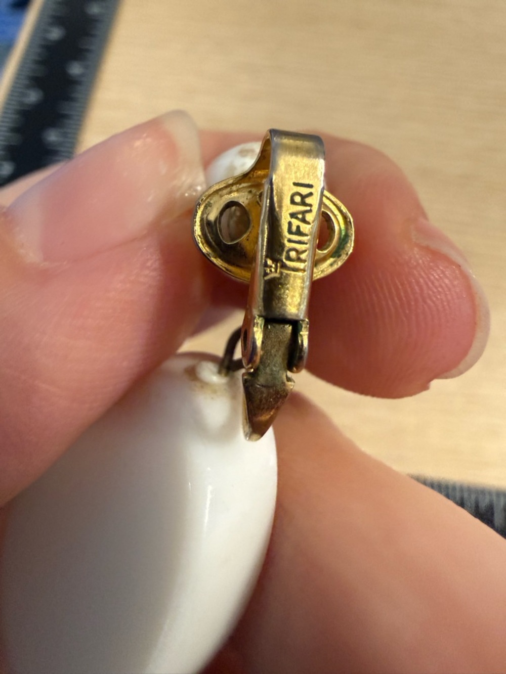 Vintage Crown Trifari White Milk Glass Oval Drop Clip On Earrings Gold Tone - Picture 2 of 4